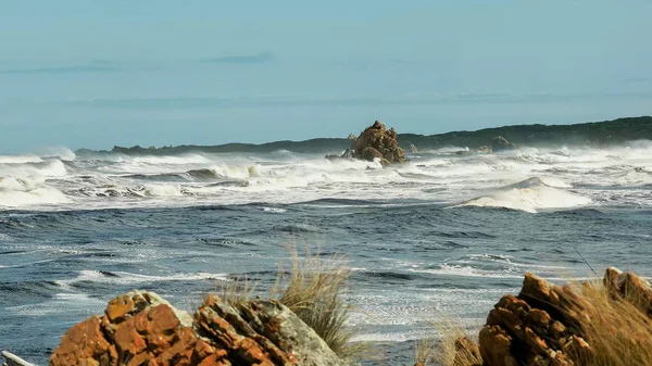 Rocas rojas en la desembocadura del río Arthur en la costa oeste de Tasmania — Foto de Stock