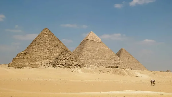 Pirâmides de giza e dois camelos no cairo, egito — Fotografia de Stock