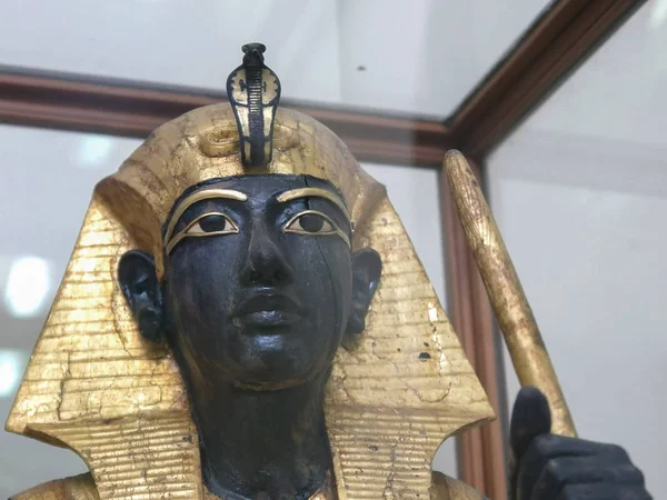 CAIRO, EGITO-SETEMBRO, 26, 2016: estátua de tutankhamon no museu egípcio do cairo — Fotografia de Stock