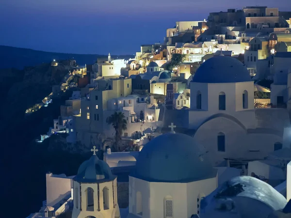 Vid utsikt över tre blå kupoler på natten i Oia, Santorini — Stockfoto