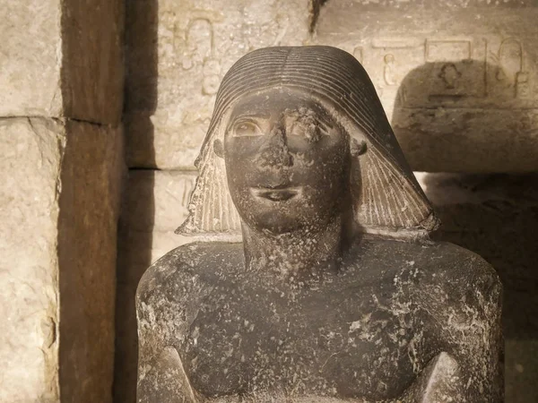Estátua de pedra do busto de um escriba no museu egípcio no cairo — Fotografia de Stock