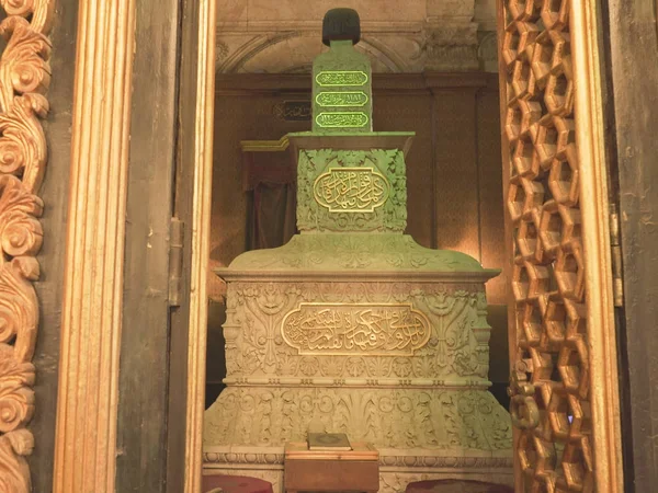 CAIRO, EGIPTO 26 DE SEPTIEMBRE DE 2016: tumba dentro de la mezquita de alabastro en cairo, Egipto — Foto de Stock