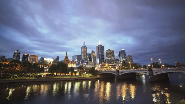 Vista ultra larga do rio yarra em melbourne ao entardecer — Fotografia de Stock