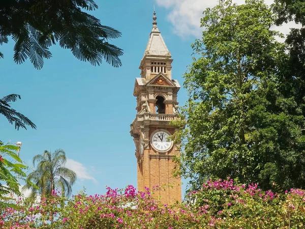 BRISBANE, AUSTRALIA-MARZO, 7 de marzo de 2017: torre del reloj del ayuntamiento de Brisbane en Queensland, Australia — Foto de Stock