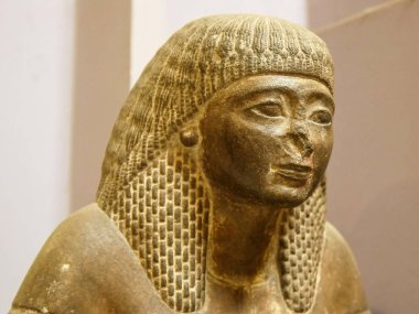 Kahire, Mısır- 26 Eylül 2016: Kahire'de eski bir Mısırlı kadının heykelinin başını yakın