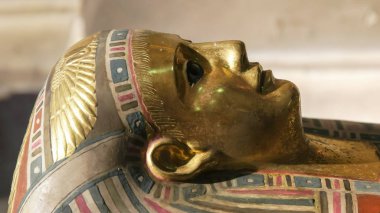 Kahire, Mısır- 26 Eylül 2016: Kahire'de kraliçe tuya'nın yaldızlı tabutu