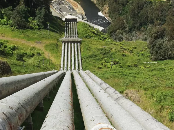 タスマニアのタラレアの水力発電所用パイプ — ストック写真