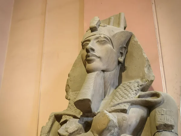 CAIRO, EGITO-SETEMBRO, 26, 2016: uma estátua de faraó akhenaten in cairo — Fotografia de Stock