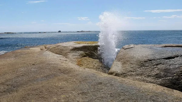 Una ola se rompe en el blowhole en Bicheno, Tasmania — Foto de Stock
