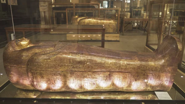 Kahire, Mısır- 26 Eylül 2016: Kahire'de kraliçe tjuya'nın yaldızlı lahiti