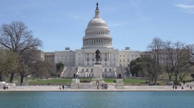 Başkent binası ve Washington DC 'deki yansıtma havuzu.