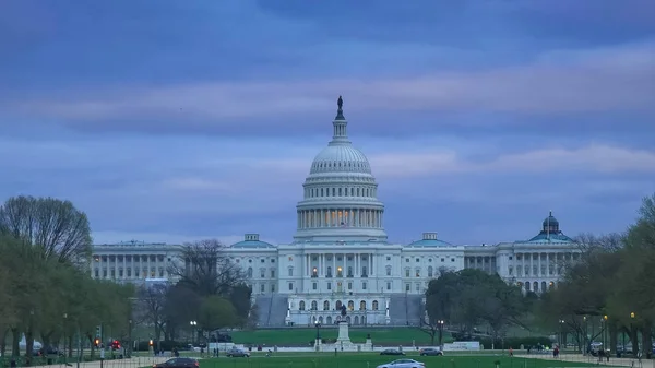 Atardecer noche nublada en el capitolio de los Estados Unidos edificio Washington — Foto de Stock