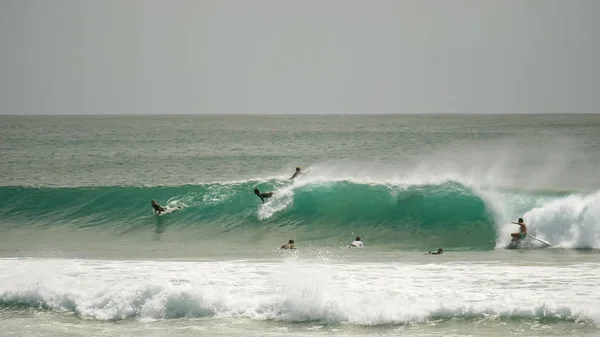 Weitschuss von Surfern, die auf einer Welle in Kirra reiten — Stockfoto