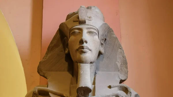 CAIRO, EGITO-SETEMBRO, 26, 2016: vista frontal sobre uma estátua de achenaten no cairo — Fotografia de Stock