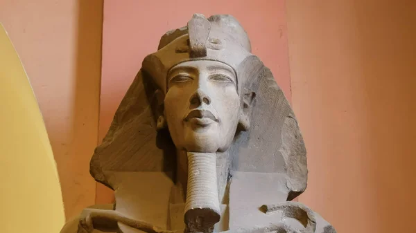 CAIRO, EGYPT- EPTEMBER, 26, 2016: Kahire 'de bir Akhenaten heykeli manzarası