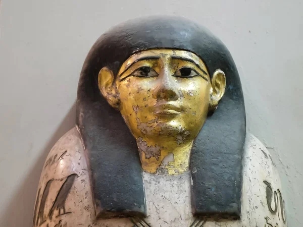 CAIRO, EGITO-SETEMBRO, 26, 2016: close up de um antigo caixão de mulheres egípcias no cairo — Fotografia de Stock