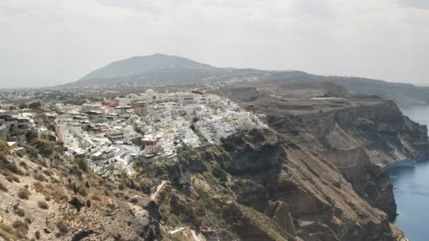 Groothoek schot van Fira op Santorini — Stockvideo