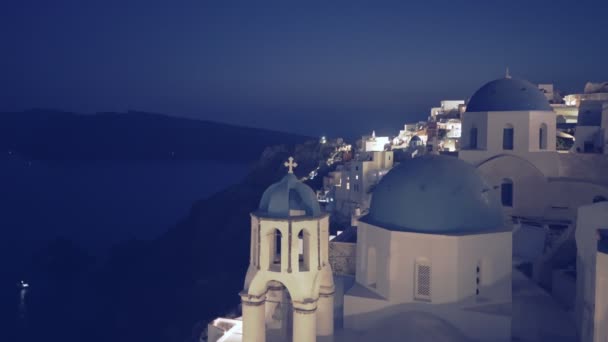 Ripresa notturna delle iconiche tre cupole in oia sull'isola di santorini — Video Stock