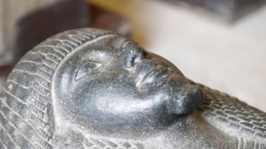 Kahire, Mısır- Eylül 26, 2016: Kahire'de bir granit Mısır tabut yakın