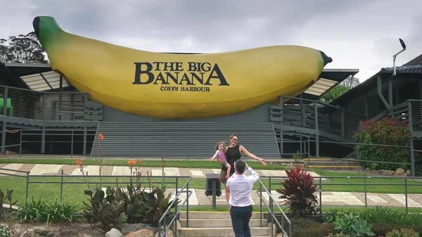 Kahveler HARBour, AVUSTRALYA - Mart 9, 2017: Turistler Coffs Limanı 'ndaki ünlü büyük muzun önünde poz veriyorlar