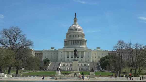 West side of the capitol building on a sunny spring morning in washington — Stock Photo, Image