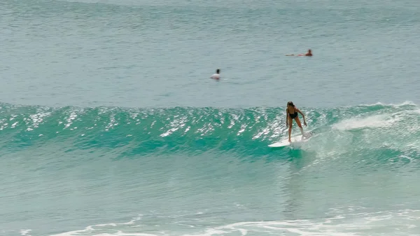 Surfista fêmea montando uma onda em seu backhand em greenmount, qld — Fotografia de Stock