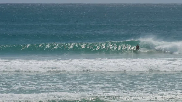 Pemandangan luas dari surfer kirra di backhand mereka — Stok Foto