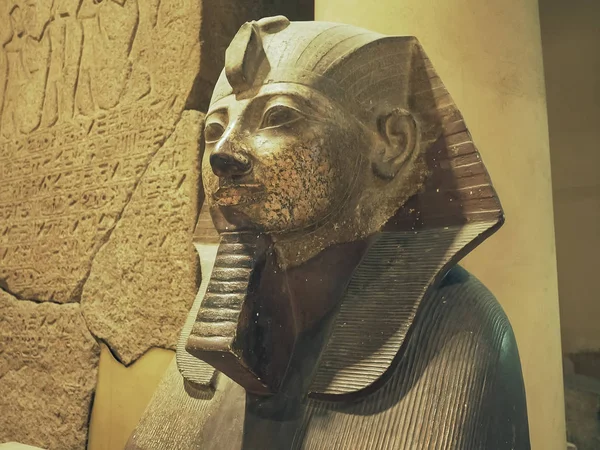 KAIRO, EGIPC- WRZESIEŃ, 26, 2016: zbliżenie kamiennego posągu faraona w Kairze — Zdjęcie stockowe