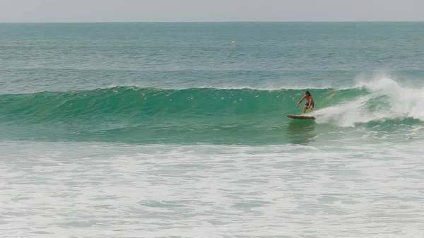 Surfista montando una ola en su revés en greenmount, qld —  Fotos de Stock