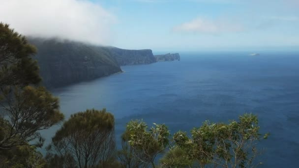 Cape hauy von der munro-hütte auf dem kapsäulenweg, tasmania — Stockvideo