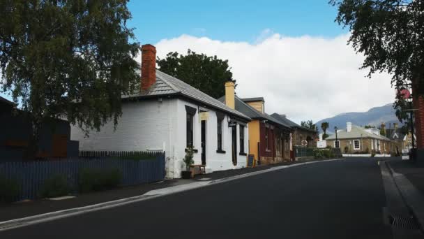 Casas históricas a lo largo de hampden carretera en el punto de batería en Tasmania — Vídeos de Stock