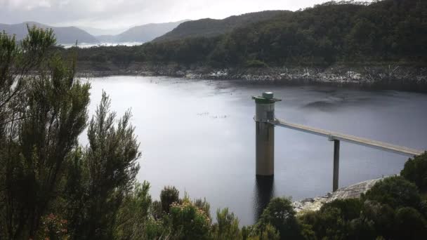 Waterinlaat toren in strathgordon in Tasmanië — Stockvideo