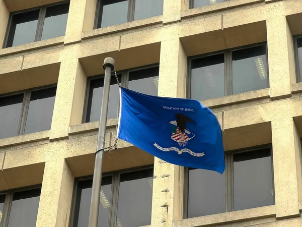 Zbliżenie flagi Departamentu Sprawiedliwości budynku FBI w Waszyngtonie. — Zdjęcie stockowe