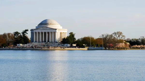 Jefferson Anıtı sakin bir bahar akşamında