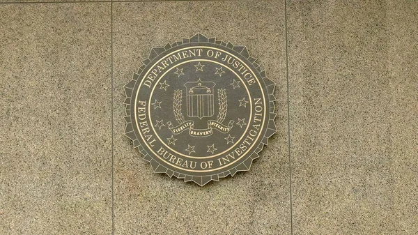 Primer plano del sello del FBI en el exterior del edificio del FBI en Washington — Foto de Stock