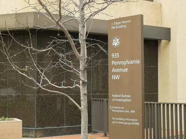 Lado a la vista de un cartel en frente del edificio del FBI en Washington — Foto de Stock