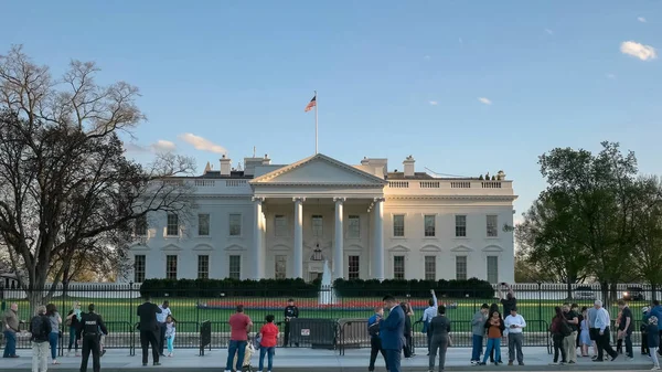 WASHINGTON, DC, EUA -abril, 4, 2017: turistas no lado norte da casa branca — Fotografia de Stock