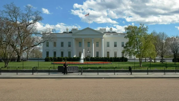 Широкий вид на північну частину білого будинку в Вашингтоні без туристів. — стокове фото