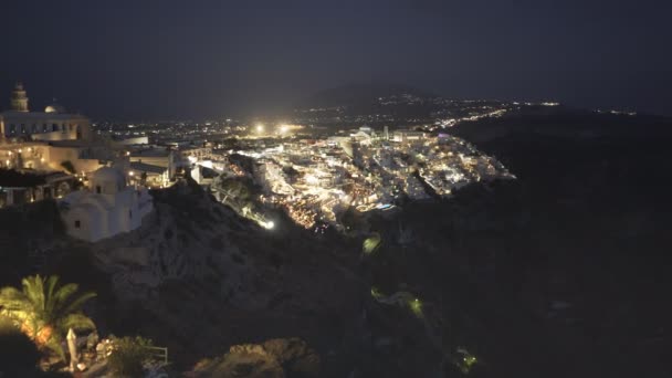 Tiro nocturno de la ciudad de fira en santorini — Vídeos de Stock