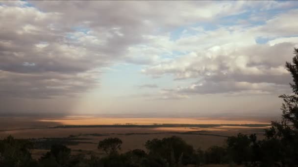 Σαβάνα και σύννεφα στο αποθεματικό παιχνιδιών Μασάι Μάρα, Κένυα — Αρχείο Βίντεο
