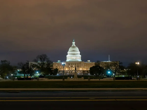 Noční pohled na budovu hlavního města USA ve Washingtonu — Stock fotografie
