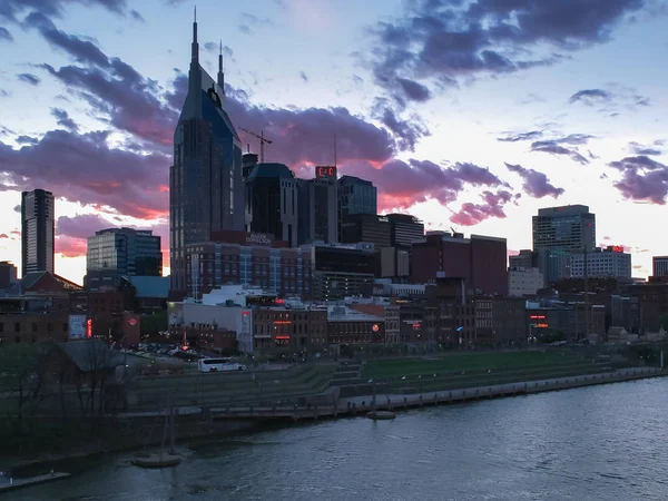 Solnedgång utsikt över staden från en bro i Nashville, Tennesse — Stockfoto