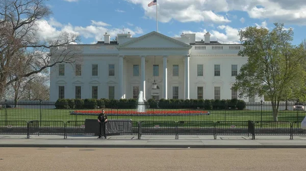 WASHINGTON, DC, ABD - 4 Nisan 2017: Washington 'daki Beyaz Saray' ın dışındaki gizli servis görevlisi