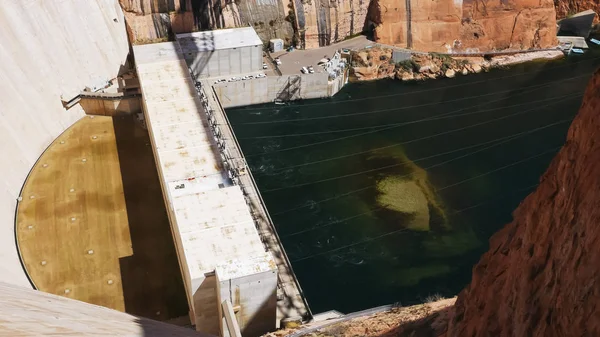 緑の峡谷ダム発電所の高い角度の眺め — ストック写真