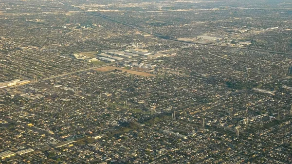 Vista aérea de la expansión urbana que es Los Ángeles desde un avión — Foto de Stock
