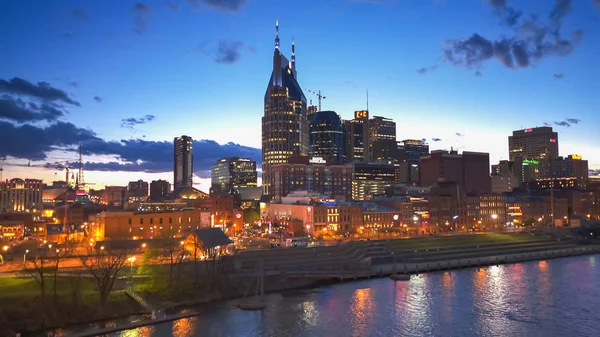 Nashville, USA-april, 6, 2017: Nattbild av Downtown Nashville i tennessel — Stockfoto