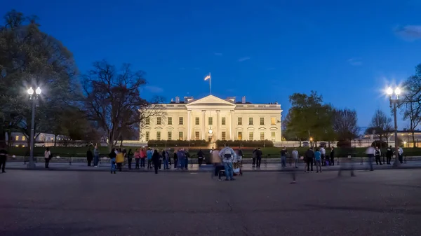 WASHINGTON, DC, EUA -abril, 4, 2017: noite longa exposição tiro de turistas na casa branca em Washington — Fotografia de Stock