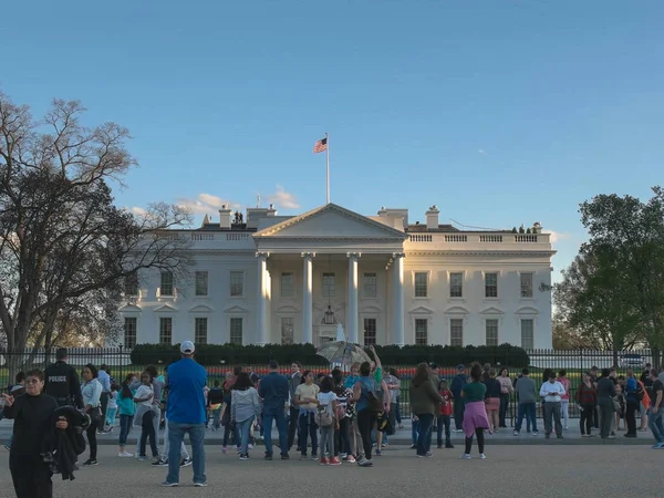 WASHINGTON, DC, EUA -abril, 4, 2017: tiro longo da casa branca e turistas do lado norte em Washington — Fotografia de Stock