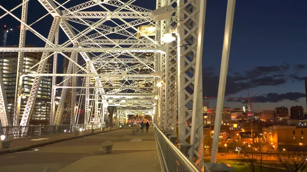 Vista noturna de nashville e da ponte st Shelby no Tennessee — Fotografia de Stock