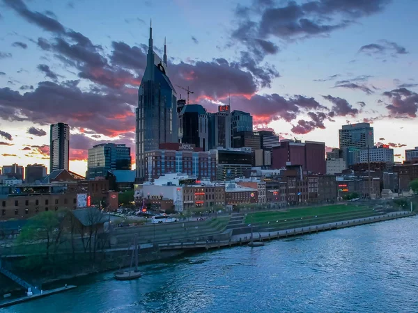 NASHVILLE, USA -2017年4月6日:テネシー州の日没時にナッシュビルとカンバーランド川のショット — ストック写真